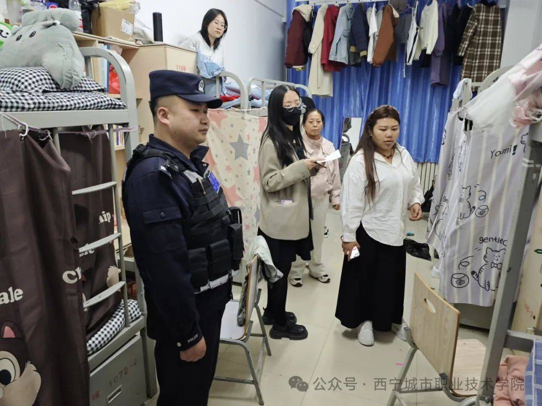 园区派出所民警对学生公寓开展了违禁物品大