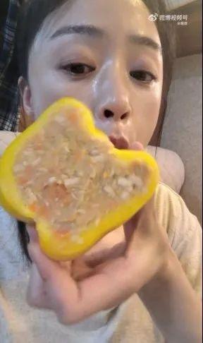 吐槽：演员卷这事儿我是真的服！开元棋牌蒋欣晒剧组“减脂盒饭”(图2)
