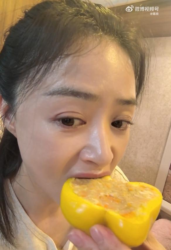 吐槽：演员卷这事儿我是真的服！开元棋牌蒋欣晒剧组“减脂盒饭”(图4)