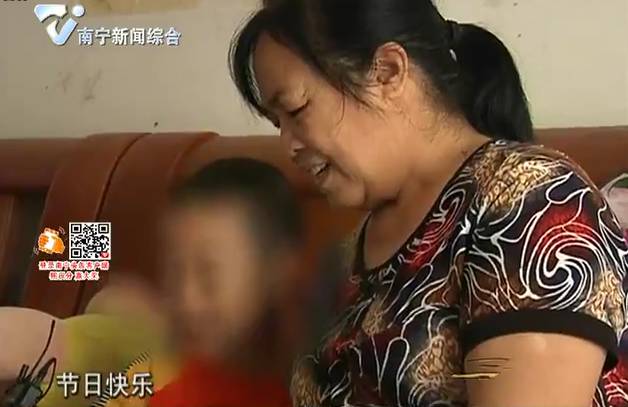 “妈妈”背后的原因……哭了！开元棋牌6岁男孩把保姆当成(图4)