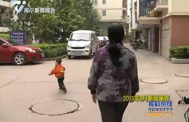 “妈妈”背后的原因……哭了！开元棋牌6岁男孩把保姆当成(图10)